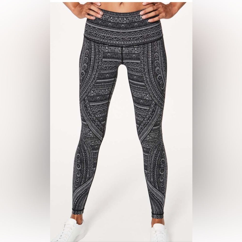 Like New! Lululemon Wunder Under Hi-Rise Tight
(Nulux 28") Ice Grey Black‎